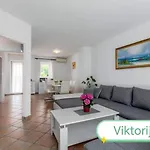Viktorija Apartment *